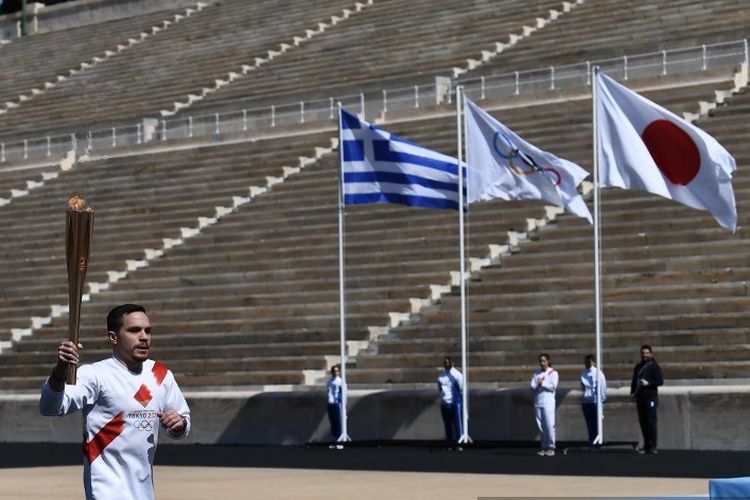 Obor Olimpiade diarak pada acara penyerahan api Olimpiade untuk Olimpiade Tokyo 2020 pada 19 Maret 2020. Seremoni diadakan tanpa penonton sebagai langkah pencegahan dari penyebaran virus corona.