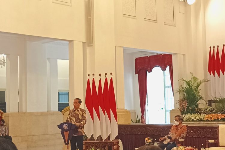 Presiden Joko Widodo saat memberikan sambutan pada sidang kabinet paripurna yang membahas APBN di Istana Negara, Senin (16/1/2023).
