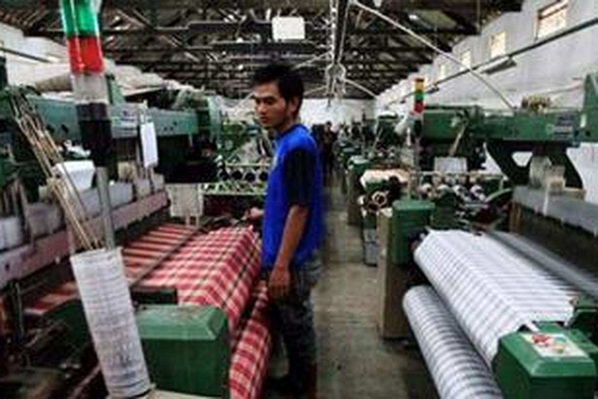 Kesibukan pekerja pabrik tekstil CV Sandang Makmur di Majalaya, Kabupaten Bandung, Jawa Barat, 22 Maret lalu. Kini, hasil produksi tekstil setempat itu terpaksa memasuki masa suram karena gempuran produk tekstil dari China.