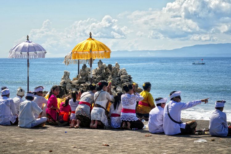 Ilustrasi umat Hindu yang tengah melaksanakan upacara Melasti di Pantai Purnama, Kabupaten Gianyar, Bali.