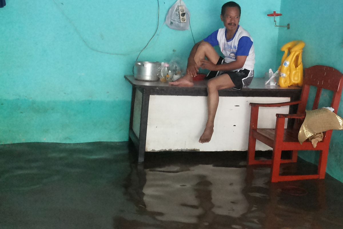 Banjir yang melanda permukiman warga di Jalan Kober, RW 02 Kelurahan Cawang, Kramatjati, Jakarta Timur, Rabu (8/3/2017). Banjir terjadi akibat meluapnya Kali Ciliwung setelah hujan deras yang mengguyur hulu Ciliwung pada Selasa petang hingga malam kemarin.