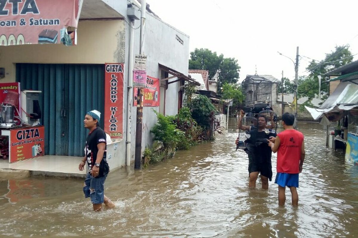 Bencana banjir masih melanda permukiman warga yang tinggal Rt 01,03 dan 05 Rw 04 kawasan Kayu Gede 1, Paku Jaya, Serpong Utara, Tangerang Selatan. Bahkan sebagian masyarakat yang tinggal di wilayah tersebut masih terjebak banjir dengan ketinggian sedada orang dewasa. 