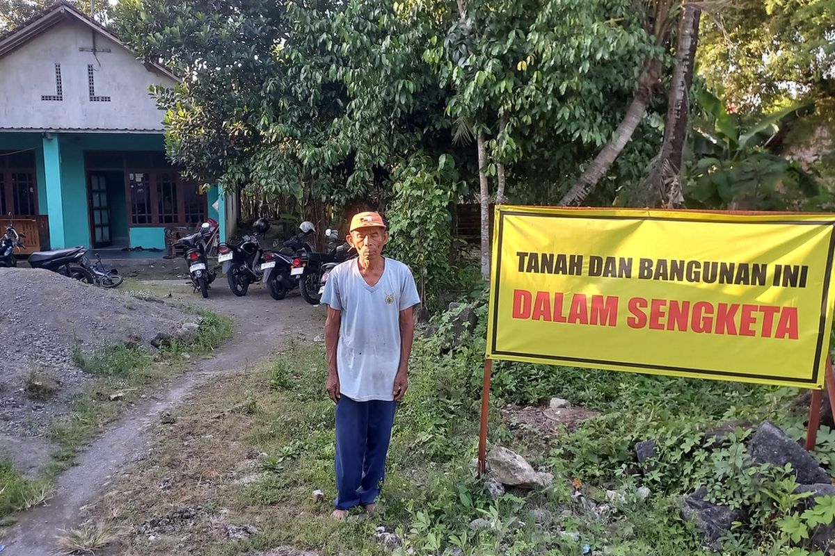 baner tanda tangan warga dan pengumuman tanah dalam sengeketa di halaman rumah Mbah Tupon, Sabtu (26/4/2025)