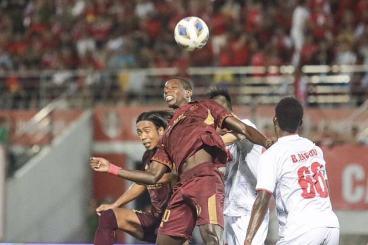 Pemain PSM Makassar Adilson Silva berduel saat pertandingan babak penyisihan Grup H Piala AFC 2023-2024 melawan Hai Phong yang erangkhir dengan skor 3-0 di Lach Tray Stadium Haiphong, Vietnam, Kamis (21/9/2023) malam.