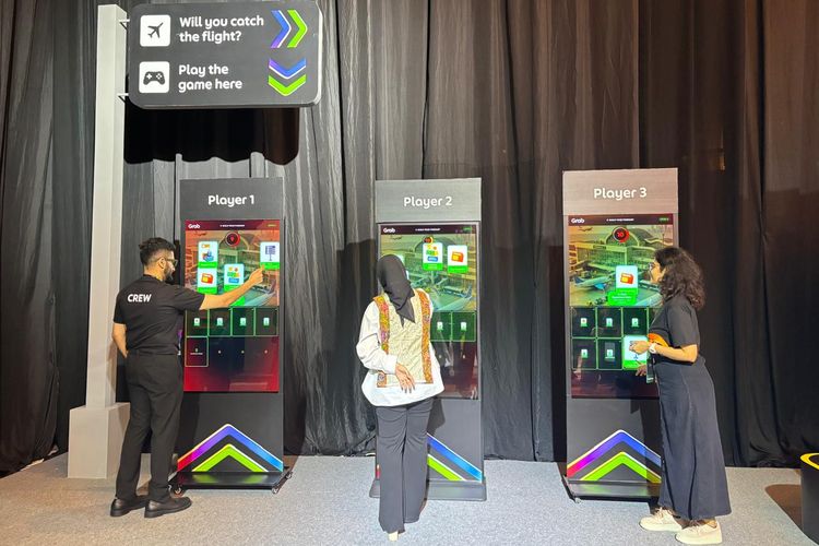 Pengunjung GrabX mencoba simulasi salah satu fitur terbaru berupa asisten perjalanan yang dipersonalisasi pada Rabu (8/4/2026). 