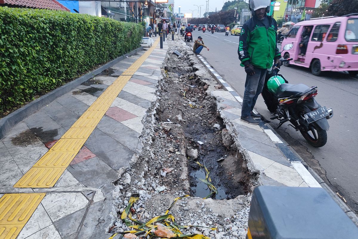 Pembongkaran trotoar Jalan Margonda Raya, Senin (27/11/2023). 