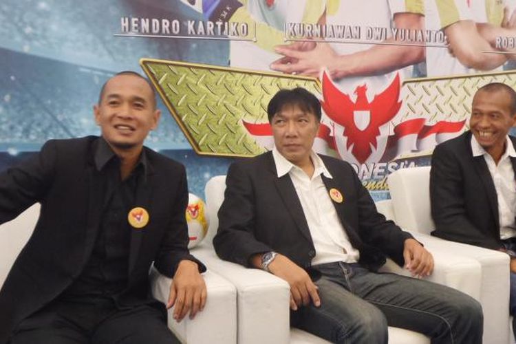 Tiga legenda sepak bola Indonesia, Kurniawan Dwi Yulianto, Robby Darwis, dan Hendro Kartiko di acara grand final FIFA Online 3 Premier Championship Winter 2016 di Mall fX Sudirman, Minggu (6/11).
