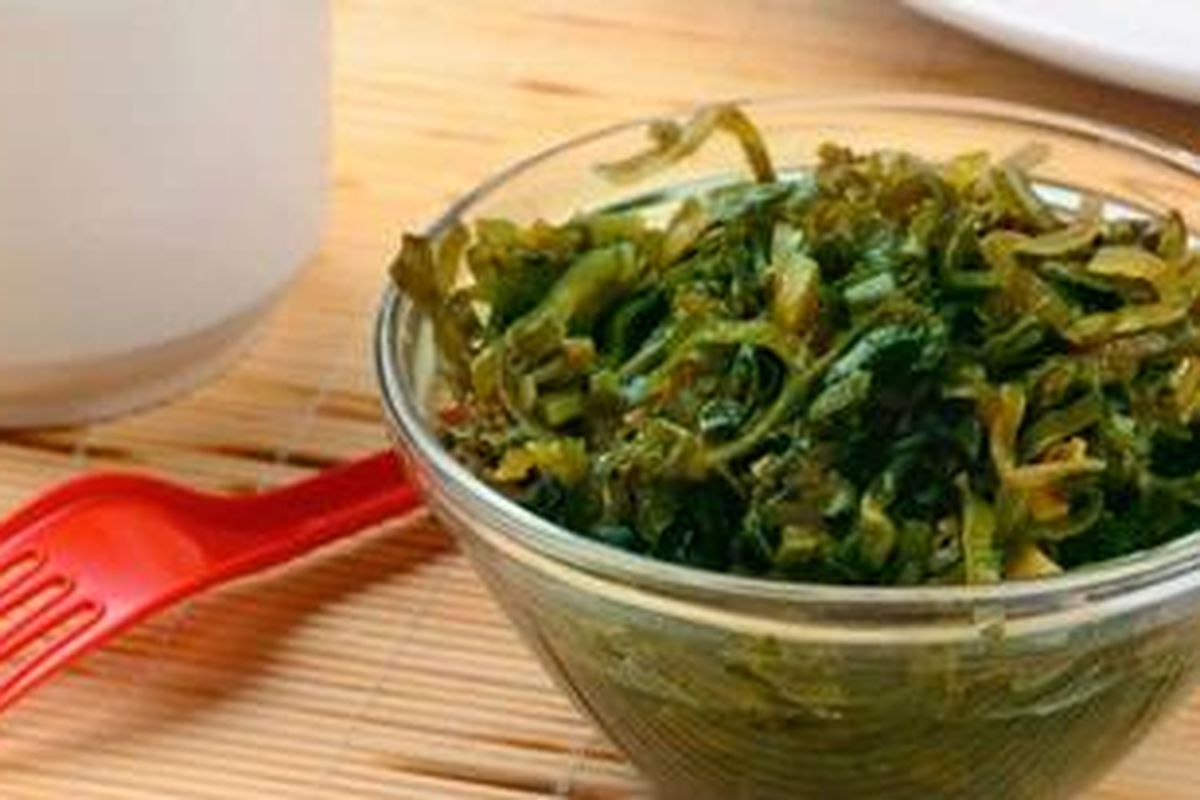 Rumput laut yang diolah dalam bentuk apa pun mengandung nutrisi pembangun otot. Contohnya, salad wakame ini.