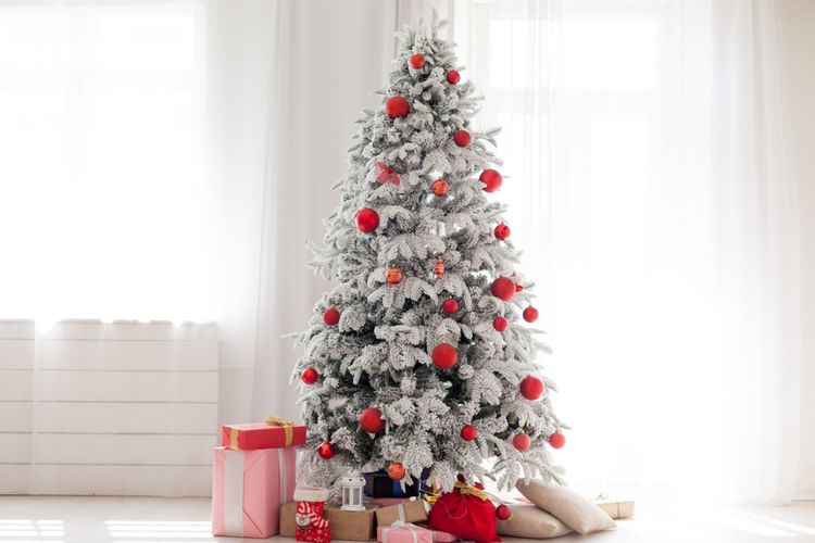 Ilustrasi pohon Natal berwarna putih. 