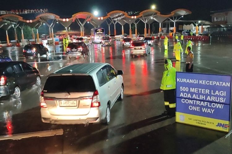Sejumlah petugas SatLantas Polresta Cirebon Jawa Barat menerapkan rekayasa arus lalu lintas berupa OneWay di Kilometer 188 Gerbang Palimanan hingga KM 72 Tol Cikampek, pada Senin malam (1/1/2024) pukul 19.30 WIB