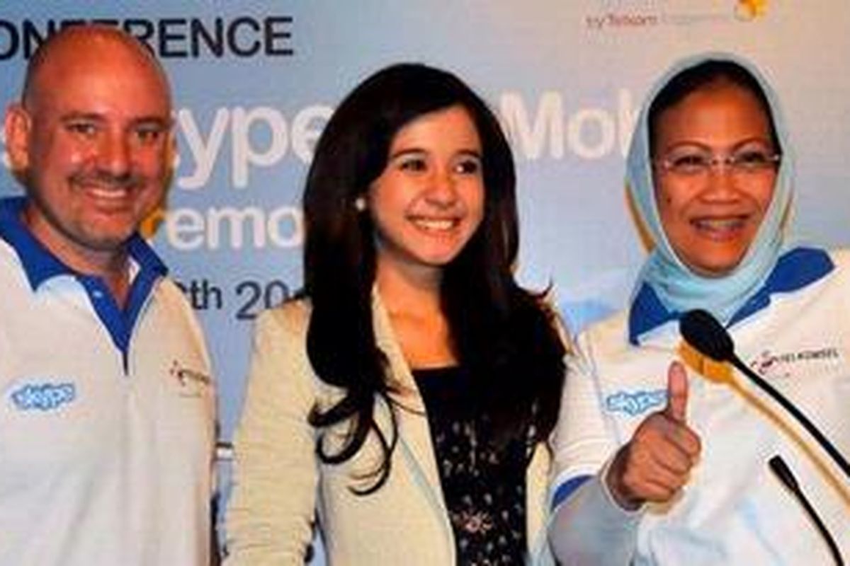 Dan Neary (Vice President and General International Skype), Laudya Cintya Bella, dan Herfini Haryono (Direktur Perencanaan dan Pengembangan Telkomsel) dalam jumpa pers peluncuran layanan berlanggangan Skype Telkomsel.