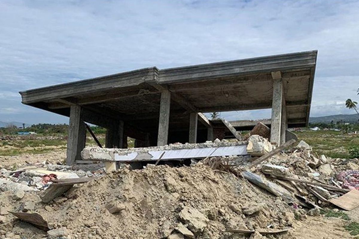 Bangunan hancur di Palu, Sulawesi Tengah, akibat bencana.