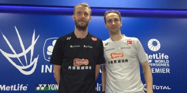 Pasangan ganda putra Denmark, Mathias Boe (kanan)/Carsten Mogensen, berpose setelah menggelar konferensi pers di Istora Gelora Bung Karno, Senayan, Jakarta, Senin (30/5/2016).