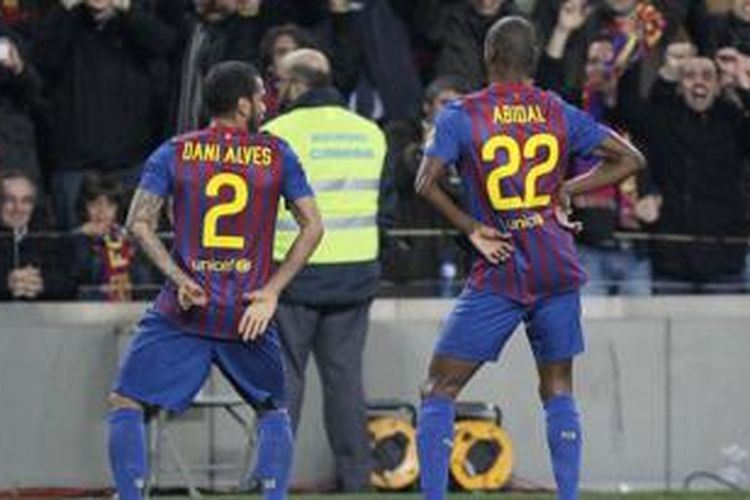 Bek Barcelona, Dani Alves (kiri) bersama Eric Abidal (kanan). 