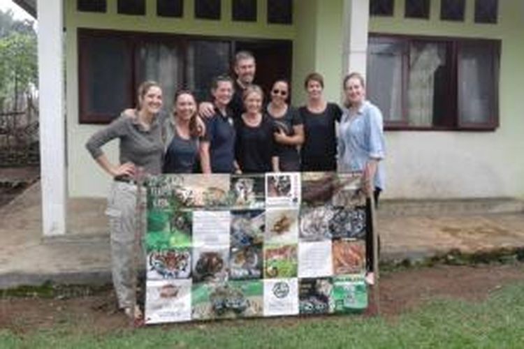 Sebanyak 8 turis asal Inggris menjelalajahi Hutan Taman Nasional Kerinci Sebelat (TNKS), Provinsi Bengkulu, dalam rangkaian pengumpulan dana bagi penyelamatan wilayah itu dan Harimau Sumatera.