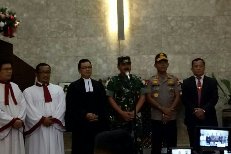 Panglima TNI Marsekal Hadi Tjahjanto beserta Kapolri Jenderal Idham Azis melakukan pemantauan pengamana pada malam misa Natal 2019 di tiga Gereja wilayah Jakarta Barat dan Pusat, Selasa (24/12/2019) malam.  