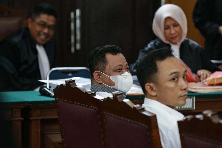 Terdakwa kasus pembunuhan berencana Brigadir Nofriansyah Yosua Hutabarat atau Brigadir J, Kuat Ma'ruf dan Ricky Rizal (kiri ke kanan) menjalani sidang  di Pengadilan Negeri Jakarta Selatan, Senin (19/12/2022). Sidang kali ini mendengarkan keterangan saksi ahli.