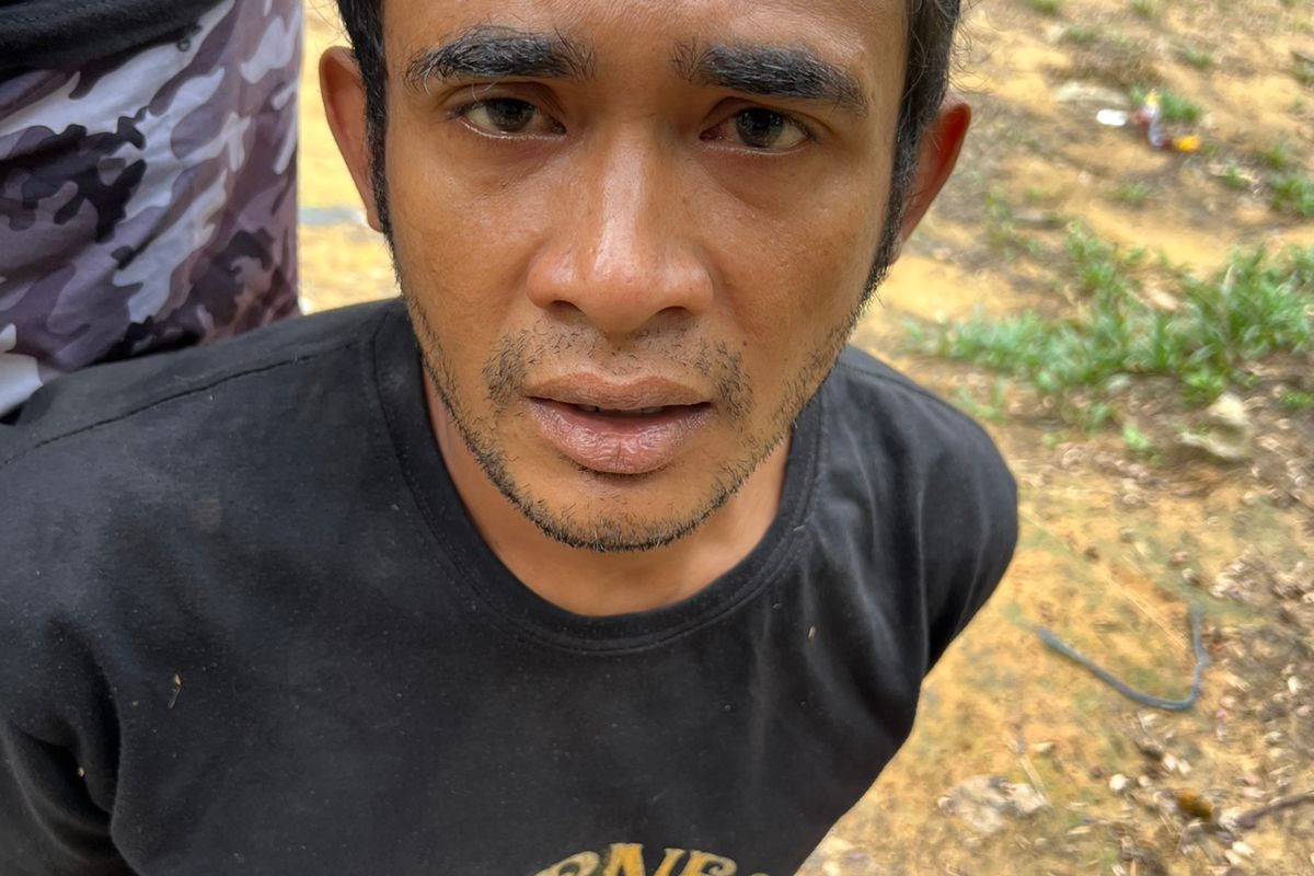 Ahmad Midhol saat ditangkap petugas kepolisian Desa Tumbang Kalang, Kecamatan Antang Kalang, Kabupaten Kotawaringin Timur, Kalimantan Tengah.