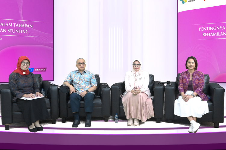 (Ki-Ka) Prof. Noroyono Wibowo, Sp.OG(K), Dr. Ade Jubaedah Ketua Umum IBI, dan dr. Dewi Virdianti Pangastuti, dalam sesi talkshow ?Pentingnya Nutrisi Esensial dalam Tahapan Kehamilan untuk Pencegahan Stunting.? 