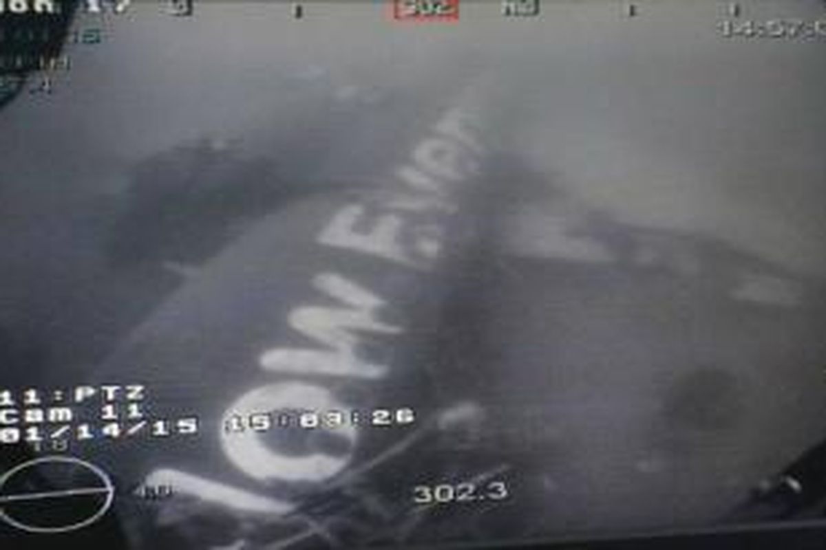 Puing-puing badan AirAsia QZ8501 yang ditemukan Angkatan Laut Singapura, Rabu (14/1/2015).