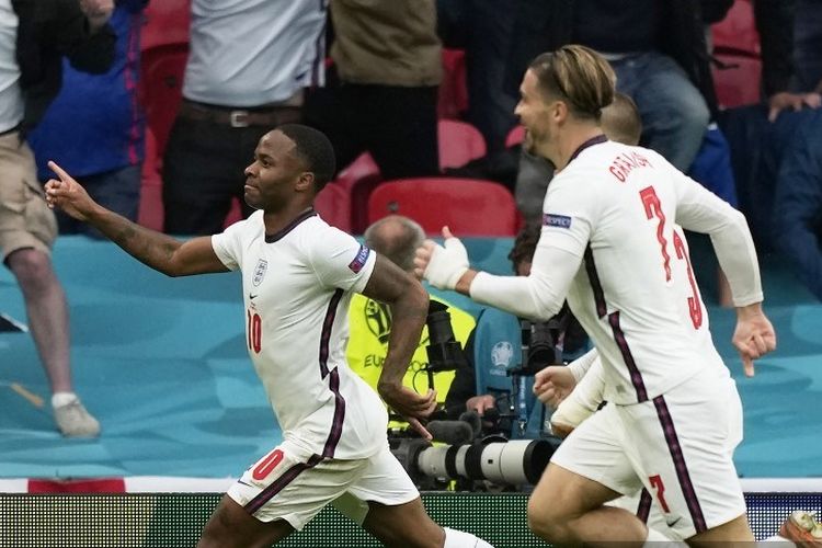 Penyerang Inggris, Raheem Sterling (kiri), berselebrasi setelah mencetak gol dalam laga babak 16 besar Euro 2020 antara Inggris vs Jerman di Stadion Wembley, Selasa (30/6/2021). 