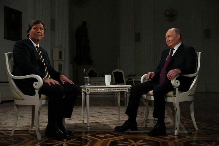 Dalam foto yang didistribusikan oleh kantor berita pemerintah Rusia, Sputnik, ini, Presiden Rusia Vladimir Putin sedang mewawancarai pembawa acara bincang-bincang asal Amerika Serikat (AS), Tucker Carlson, di Kremlin, Moskwa, pada Selasa (6/2/2024).