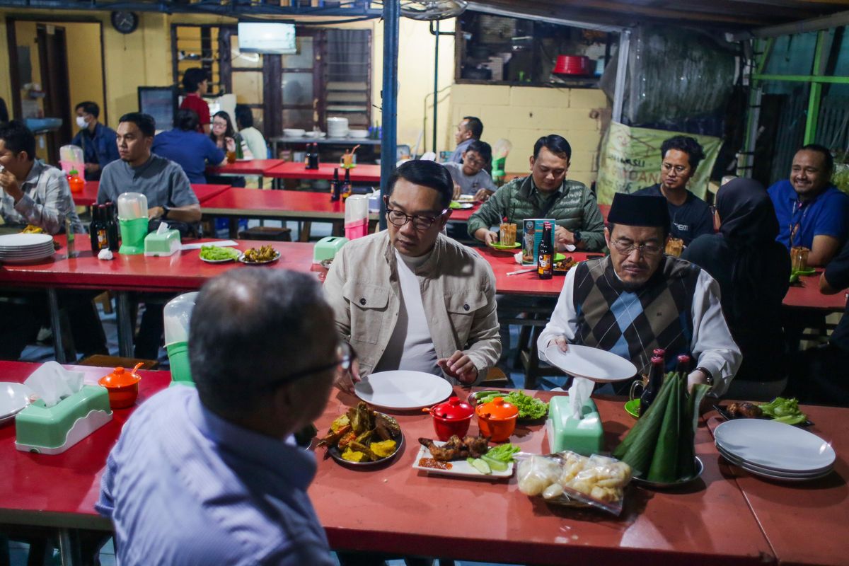 Ridwan Kamil dan Suswono Makan Nasi Uduk Sambil Bahas Demokrasi Elektoral