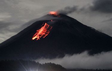 Guguran lava pijar Gunung Semeru terlihat dari Desa Pranajiwo, Lumajang, Jawa Timur, Rabu (4/3/2020). Aktivitas vulkanik Gunung Semeru di Jawa Timur meningkat sejak sepekan terakhir dengan intensitas delapan kali guguran lava pijar dengan jarak luncur 200 hingga 1.000 dari pusat guguran gunung dan status Siaga level II atau waspada.