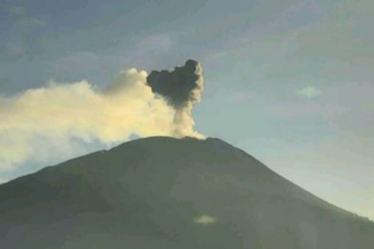 Foto: Gunung Ile Lewotolok meletus, Kamis (11/5/2023) pagi.
