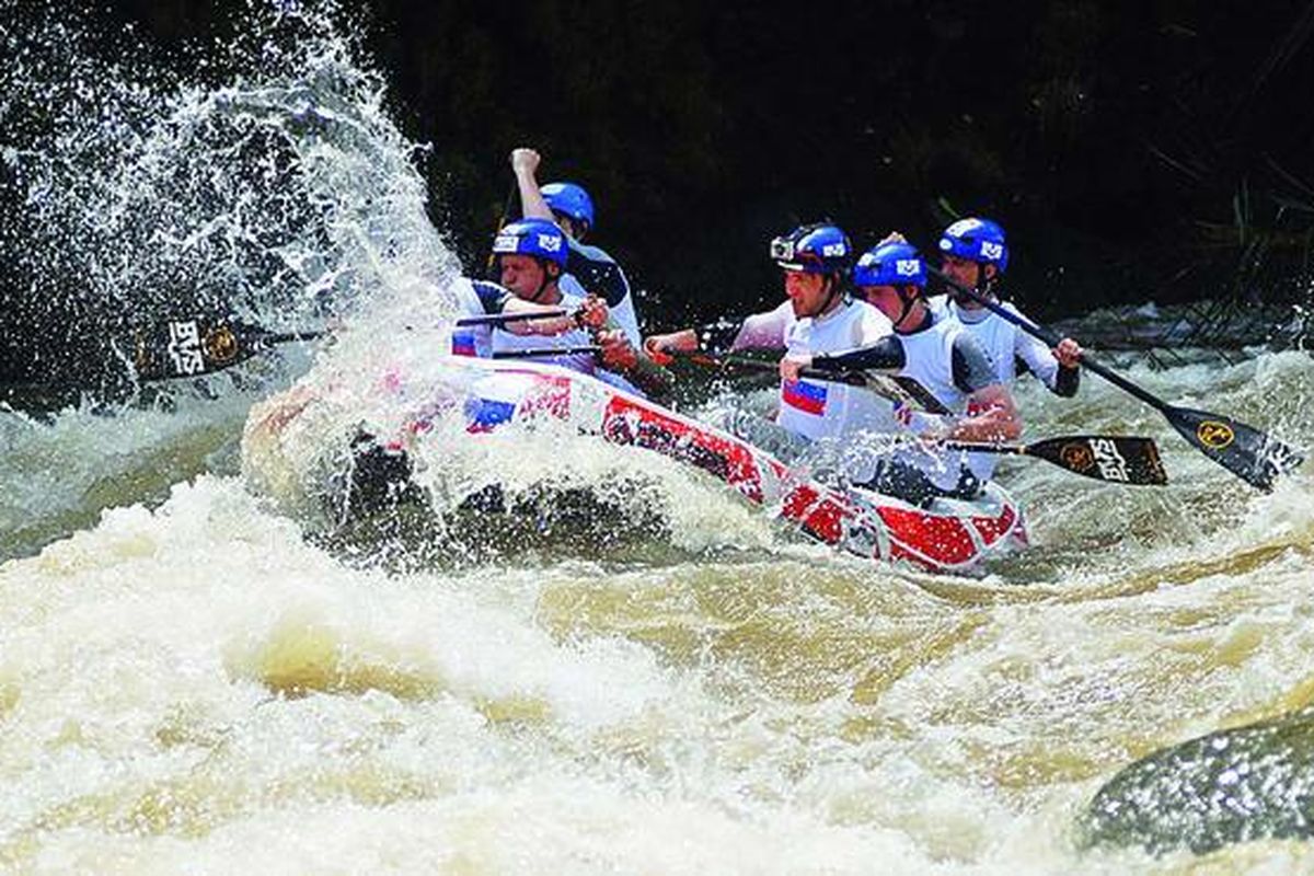 Tim arung jeram putra Slowakia berlatih di Sungai Serayu, Randegan, Sigaluh, Banjarnegara, Jawa Tengah, Jumat (23/4). Iran, Malaysia, India, Kazakhstan, Slowakia, dan Indonesia akan mengikuti lomba arung jeram Australasian Raft Champs 2010.