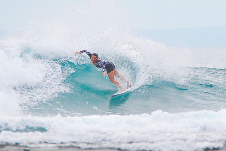 Salah satu peselancar menjajal ombak Pantai G-Land di Kecamatan Purwoharjo, Kabupaten Banyuwangi, Jawa Timur, jelang pembukaan World Surf League (WSL) 2022 Championship Tour (CT), Jumat (27/5/2022).