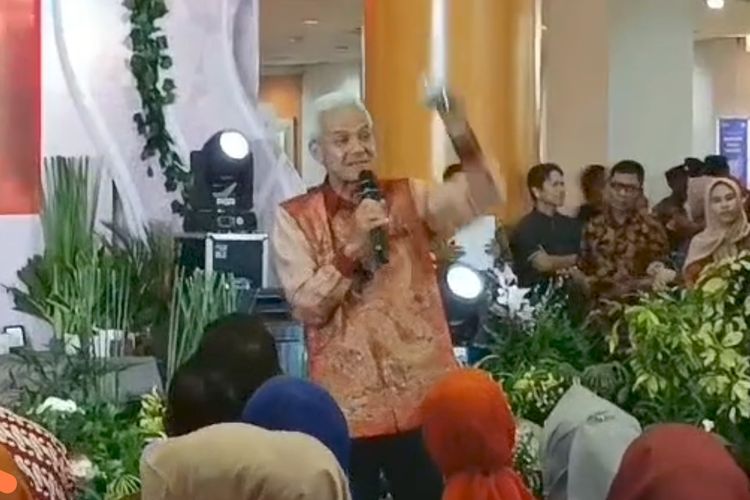 Gubernur Jateng, Ganjar Pranowo memberikan sambutan di sela acara pembukaan Jateng Expo yang digelar di Duta Mal Banjarmasin, Jumat (28/7/2023). 
