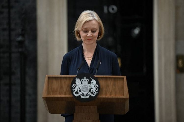 Perdana Menteri Inggris Liz Truss menyampaikan pidato di luar 10 Downing Street di pusat kota London pada 20 Oktober 2022 untuk mengumumkan pengunduran dirinya. 