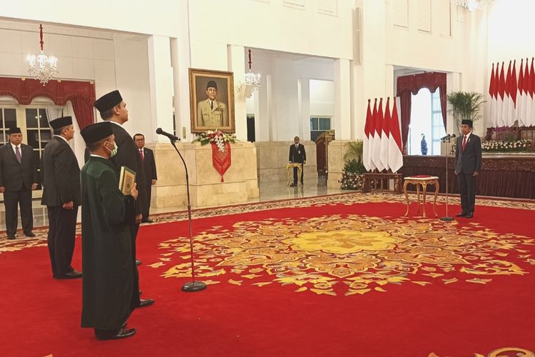 Presiden Joko Widodo saat melantik Dito Ariotedjo sebagai Menpora di Istana Negara, Senin (3/4/2023).