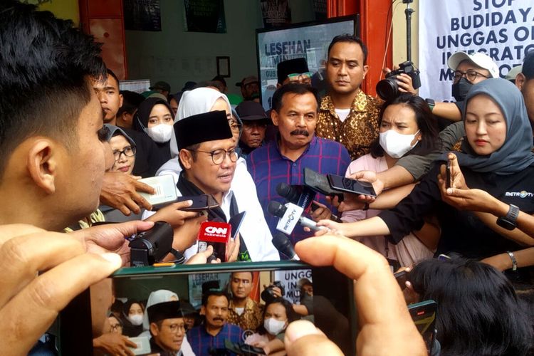 Calon Wakil Presiden Muhaimin Iskandar menjawab pertanyaan wartawan di Desa Dadaplangu, Kecamatan Ponggok, Kabupaten Blitar, Kamis (11/1/2024)