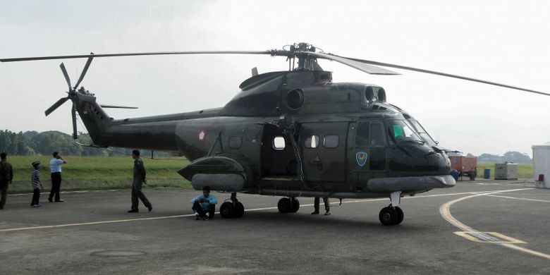 Helikopter Super Puma TNI AU yang dipamerkan saat Dirgantara Expo 2017 di Lanud Halim Perdanakusuma, Jakarta Timur, Kamis (20/4/2017).  