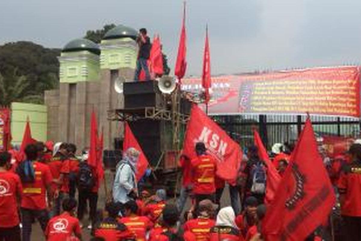 Peringati May Day, Konfederasi Serikat Nasional Tanggerang penuhi gerbang Gedung DPR RI Kamis (1/5/2014).