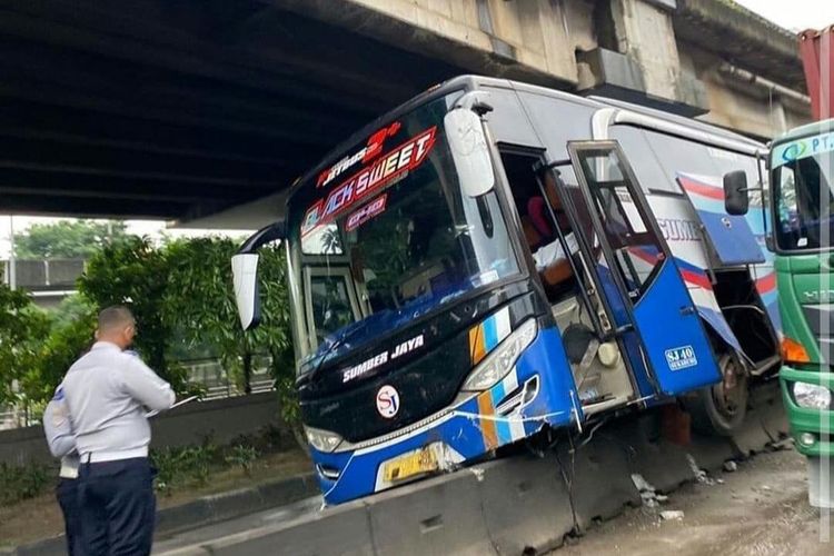 Sebuah Bus Antar Kota Antar Provinsi (AKAP) menabrak sparator busway di Jalan Yos Sudarso, Tanjung Priok Jakarta Utara, pada Kamis (9/12/2021) pagi.