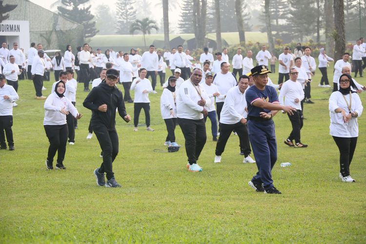 Menteri Dalam Negeri (Mendagri) Muhammad Tito Karnavian dan Wakil Menteri Dalam Negeri (Wamendagri) Bima Arya Sugiarto mengikuti senam pagi bersama para kepala daerah peserta retret pembekalan di Lembah Tidar, Akademi Militer (Akmil) Magelang, Sabtu (22/2/2025).