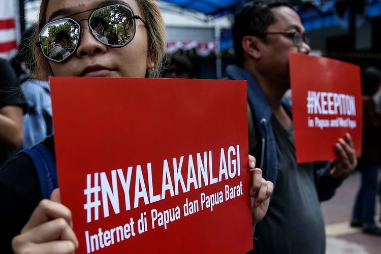 Para aktivis menggelar aksi demonstrasi meminta Kementerian Komunikasi dan Informatika (Kemenkominfo) membuka akses internet di Papua dan Papua Barat di depan kantor Kemenkominfo, Jakarta Pusat, Jumat (23/8/2019). Aktivis menuntut pemerintah mencabut pembatasan jaringan internet di Papua dan Papua Barat. Sebab, pemblokiran dan pembatasan akses informasi ini melanggar hak digital, terutama hak warga negara untuk dapat mengakses informasi.