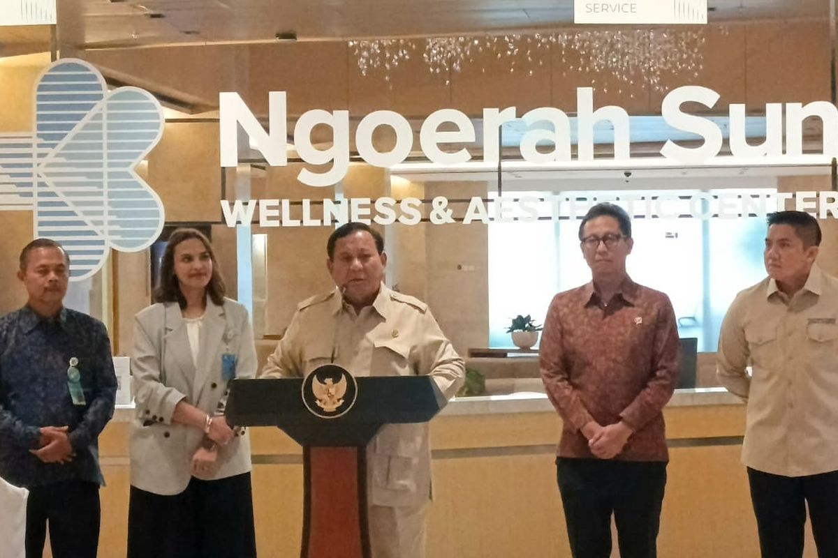 Presiden Prabowo Subianto didampingi Menteri Kesehatan (Menkes) Budi Gunadi Sadikin saat mengunjungiRumah Sakit Ngoerah Sun Wellness and Aesthetic Center di Kota Denpasar, Provinsi Bali, pada Rabu (25/6/2025). /Dok. Humas RSUP Prof IGNG Ngoerah Denpasar
