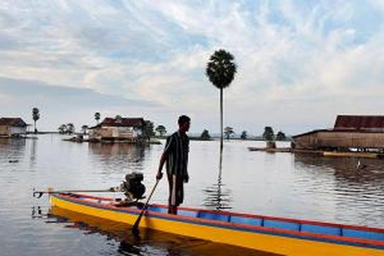 Perahu Melintas di Danau Tempe