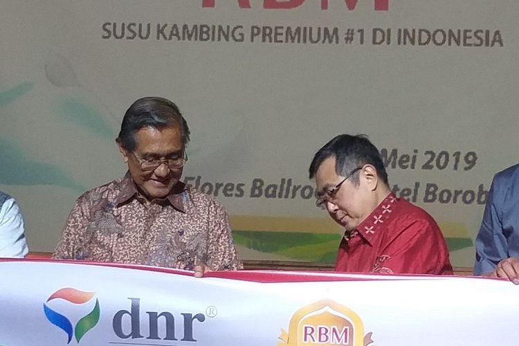 Chairman Dos Ni Roha (DNR) Corporation, Rudy Tanoesoedibjo, bersama mantan Menteri Kesehatan Prof Sujudi pada peluncuran produk susu kambing RBM di Hotel Borobudur, Jakarta, Jumat (17/5/2019).