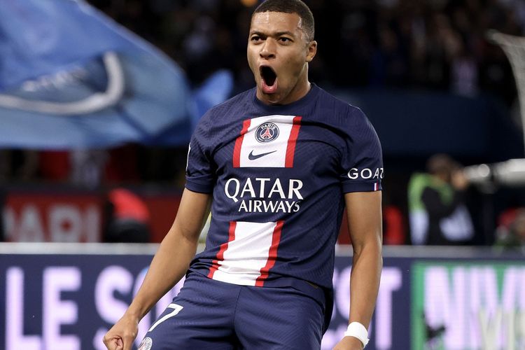 Setelah sempat dibekukan dan latihan terpisah, Kylian Mbappe kembali bergabung dengan skuad utama Paris Saint-Germain (PSG) saat latihan pada Minggu (13/8/2023). 