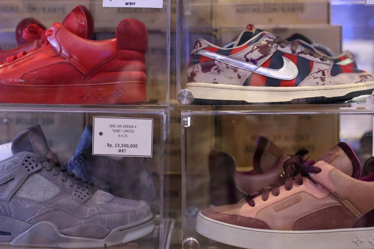 Dari sepatu, tas, baju topi, hingga aksesoris lainnya, dijajakan pada acara Sneaker Week  di Gandaria City, Jakarta Selatan, Kamis (21/9/2017). Berbagai macam merek seperti Adidas, Nike, Vans, Bathing Ape dan lain-lain dijajakan dalam acara yang  berlangsung hingga 23 September mendatang.