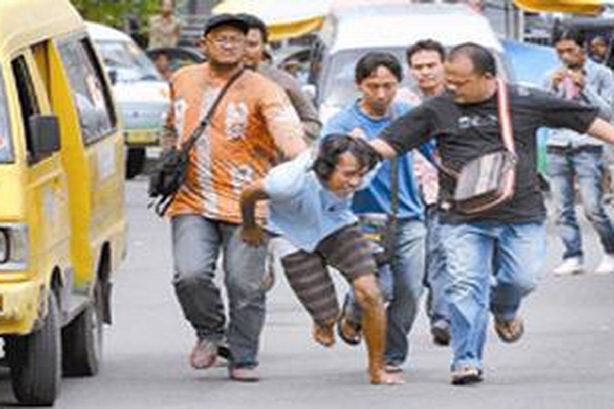 Agus Setiawan, tersangka maling 32 motor saat ditangkap polisi Surabaya, Senin (8/11/2010). 