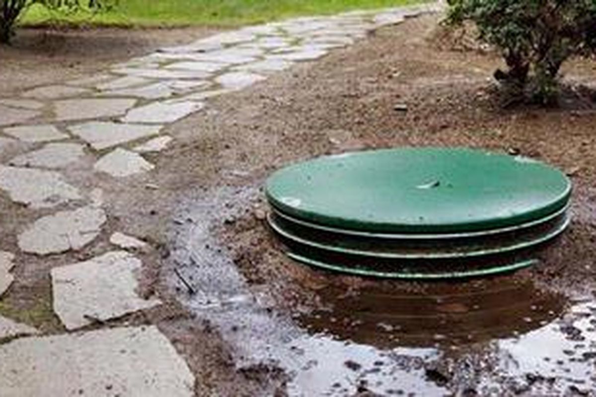 Anda pun sebaiknya mencermati kekuatan tangki septic tank Anda. Tangki harus kuat terhadap asam dan kedap air.