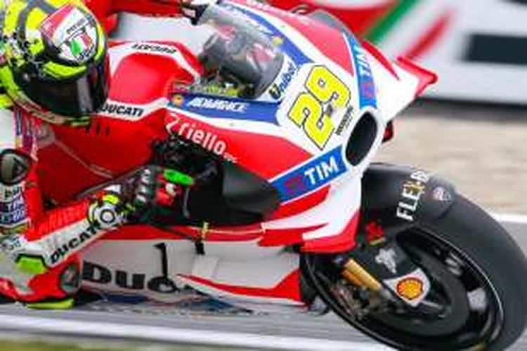 Pebalap Ducati asal Italia, Andrea Iannone, memacu motornya pada sesi kualifikasi GP Belanda di Sirkuit Assen, Sabtu (25/6/2016).