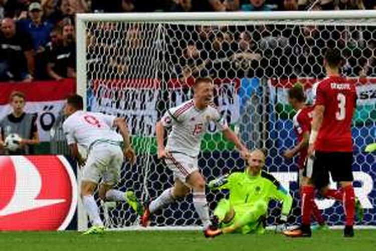 Penyerang Hungaria, Adam Szalai (kiri), melakukan selebrasi setelah mencetak gol ke gawang Austria pada pertandingan penyisihan Grup F Piala Eropa 2016 di Stadion Matmut Atlantique, Bordeaux, Selasa (14/6/2016).