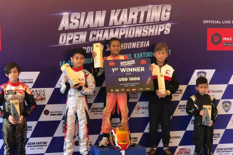 Pebalap gokar muda Indonesia, Qarrar Firhand Ali, menjadi juara di dua kelas pada ajang Asian Karting Open Championships.